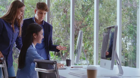 Businesswoman and Businessman Having Conversation in Modern Office alt