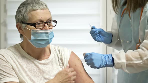 Vaccination of an Elderly Woman Against the Coronavirus alt
