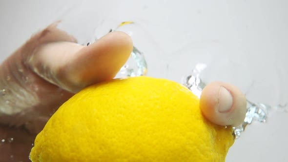 Putting Lemon Into Water alt