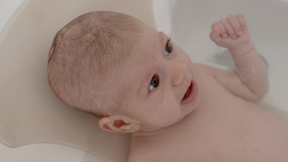 Baby In Bath alt