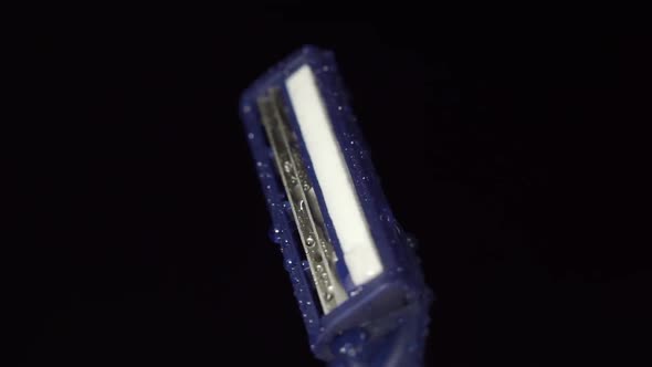 New Disposable Razor Blade With Water Droplets