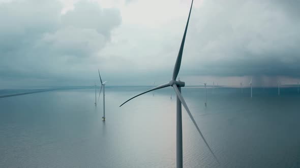 Windturbine in Nederland op een stormachtige dag alt