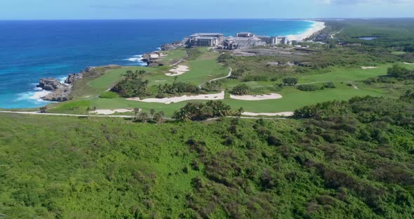 Take back with drone, overlooking the construction of a large Roco Ki ​​Hotel, overlooking the golf alt