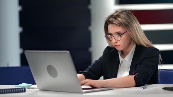Focused Business Lady Working Use Laptop Modern Comfortable Workplace alt