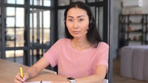 Video Chat with an Attractive Young Asian Woman alt