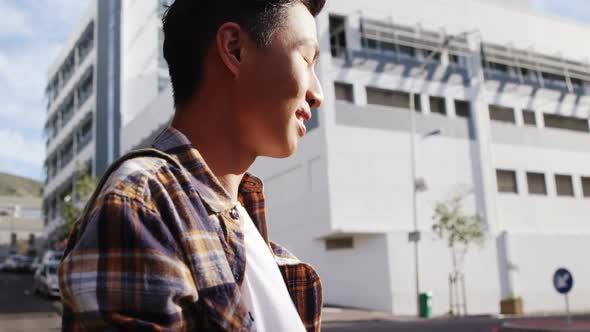 A man texting on the street alt