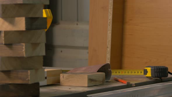 Pieces of wood and carpentry tools alt