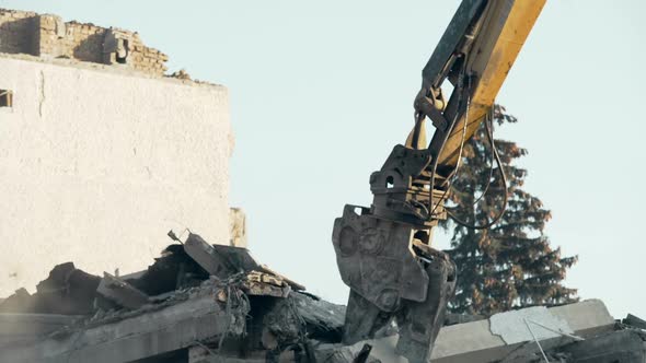 Building Demolition Procedure, High Reach Excavator Eliminating Old Construction alt