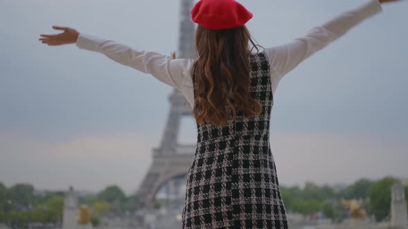 Beautiful young woman spending time in Paris. alt