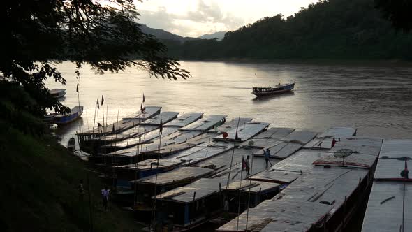 Long-tail boats at the Mekong River in Luang Prabang alt