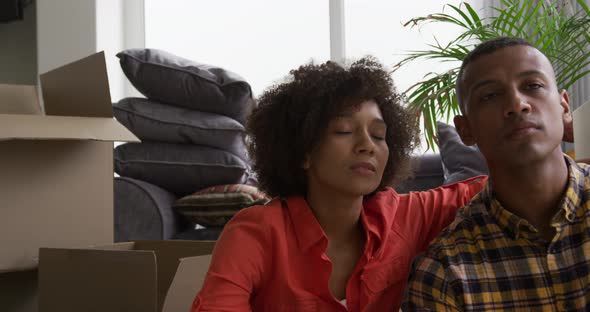 Couple moving in to a new home alt