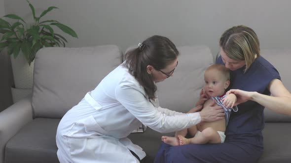 Doctor Home Appointment Pediatrician Toddler Baby Mother Visiting Patient Home alt
