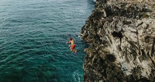 Cliff Jumping alt