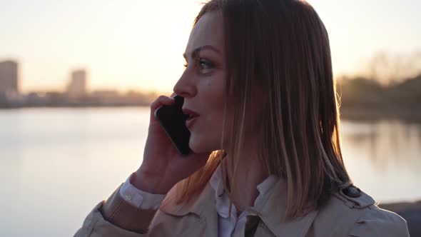 Woman Talking to Friend on the Phone alt
