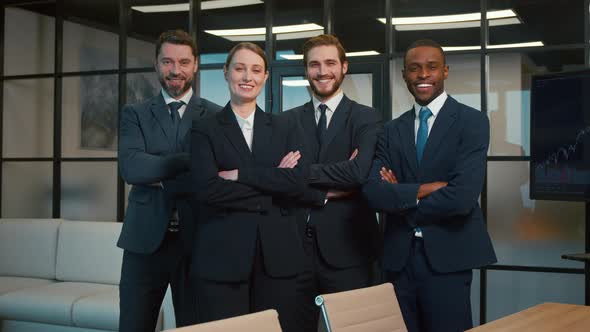 Smiling people in a suit in the office. Business people looking at camera alt
