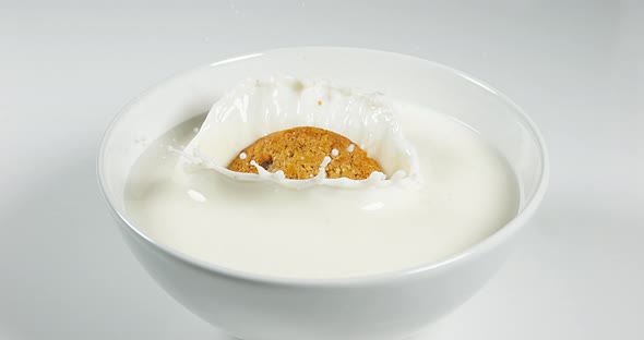 Cookie falling into a Milk Bowl, slow motion 4K alt