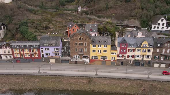 downward tilting drone footage with a view of the typical houses on the banks of the Moselle river i alt