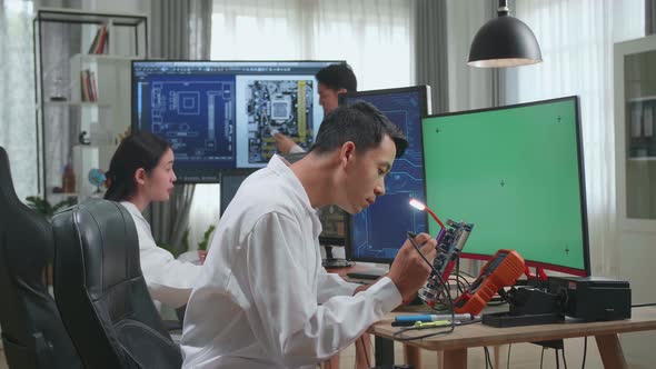 Asian Team Of Multi Engineers, Scientists Work On Green Chroma Key Screen Computer, Talk alt