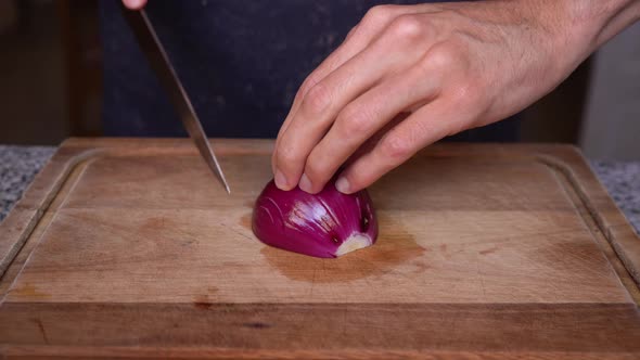 Close-up of cook cutting red onion in brunoise alt