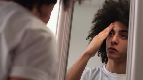 Man Skincare Facial Moisturizing Applying Cream alt