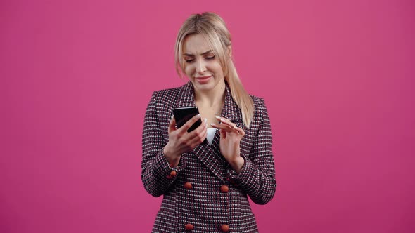 The Dissatisfied Young Woman Reads a Conversation with Ugly Messages ...