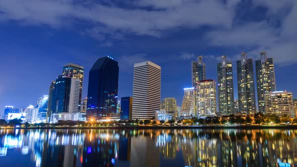 4k Time-lapse of Bangkok city view at Benjakitti Park, Bangkok, Thailand alt
