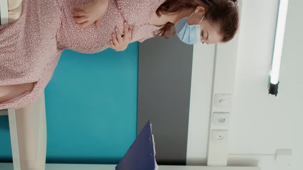 Vertical Video Pregnant Woman Talking to Doctor About Pregnancy alt