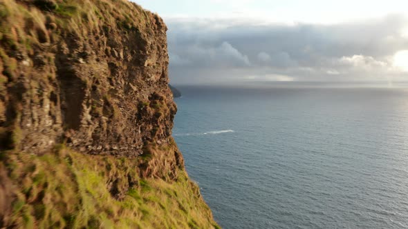 Forwards Fly Around Rock Wall alt