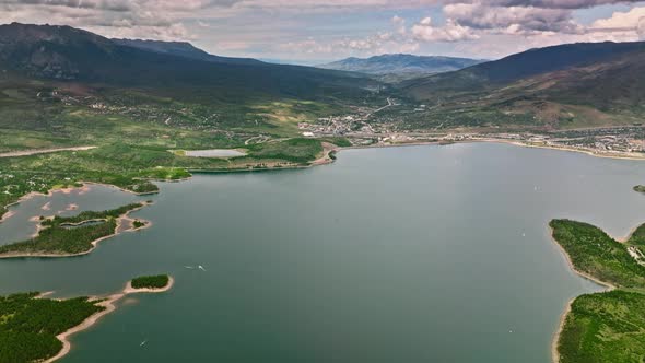 Beautiful Mountain Lake in Colorado alt