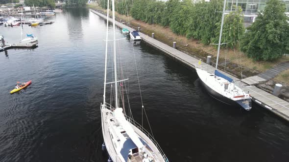 Yacht coming to marina alt