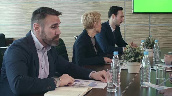 Discussing Economic Issues alt