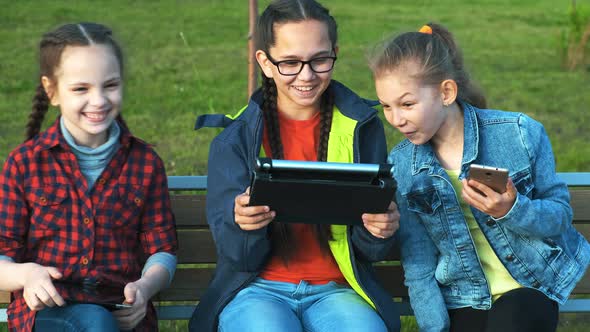 Children sitting on a bench alt