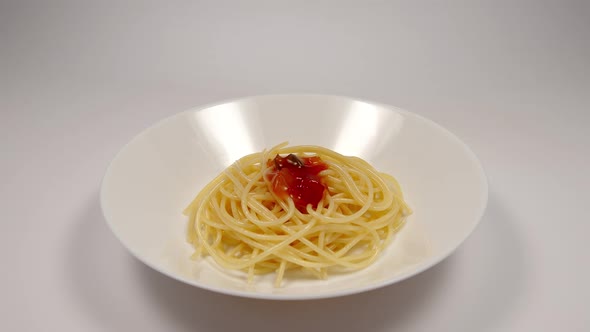 Eating of spaghetti with a sauce - put, eat (