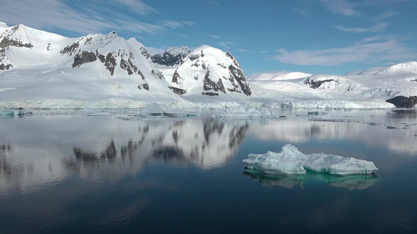 Environment. Reflection of mountains and icebergs in the water. Antarctica. Life of nature. alt