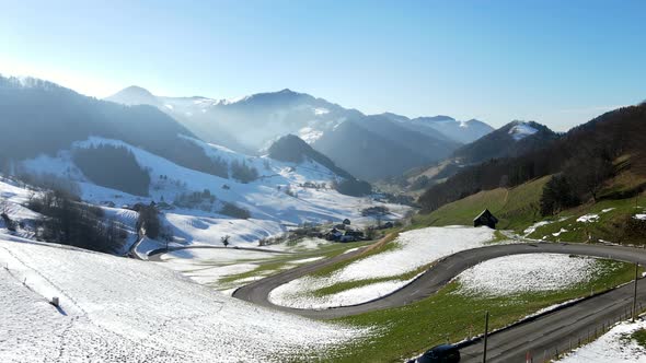 Berge im Schnee mit Trasse und Autos