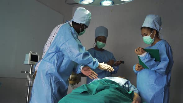  surgery doctor educate and trainning to intern doctor in operation room