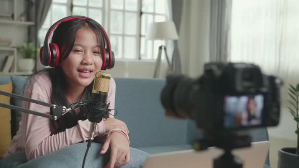 Asian Girl Vlogger Singing While Streaming. The Child Is Broadcasting Live On The Internet alt