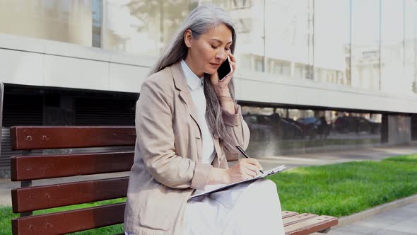 Woman working outdoor alt