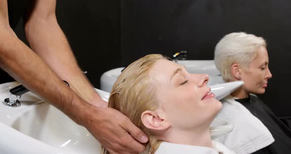 Woman getting her hair wash alt