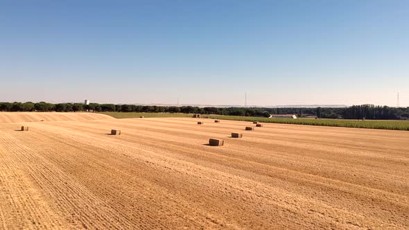 Straw bales in the fiel alt