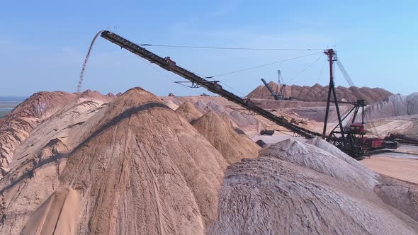 Conveyor Console of the Spreader During Operation alt