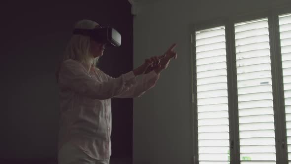 Senior woman in VR headset alt