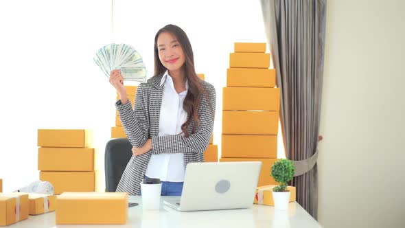 Young asian woman with a lot of money and cash