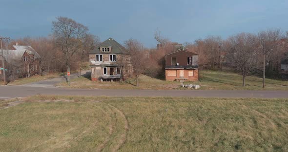 Drone view of dilapidated house in a Detroit neighborhood. This video was filmed in 4k for best imag alt