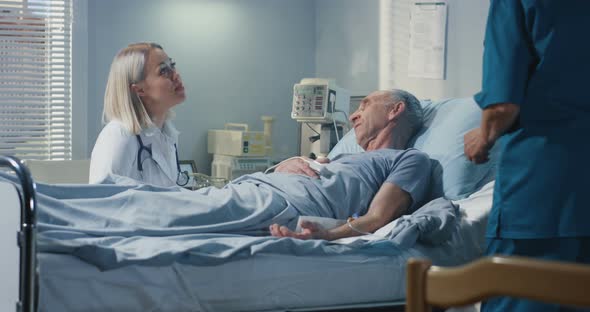 Doctor Visiting Patient in Hospital alt