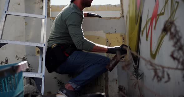 Graffiti artist painting with aerosol spray on the wall 4k alt