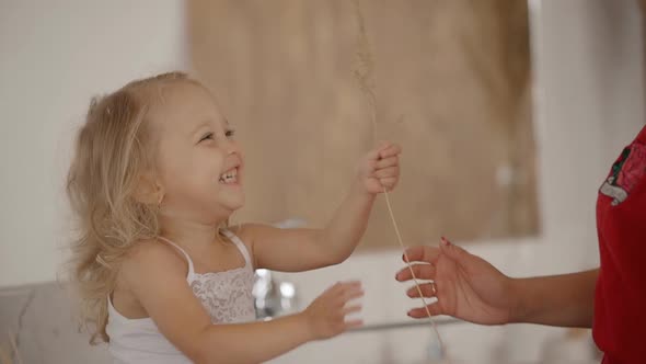 American Woman Having Good Time with Girl Sitting in Room. alt