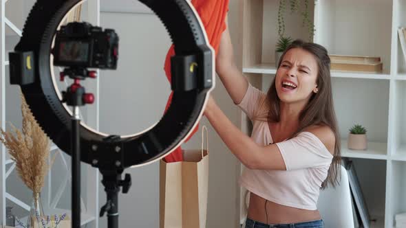 Fashion Blogger Female Influencer Video Unpacking alt