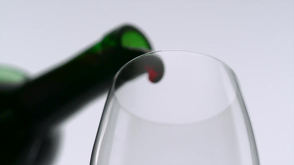 Pouring red wine into glass, Slow Motion alt