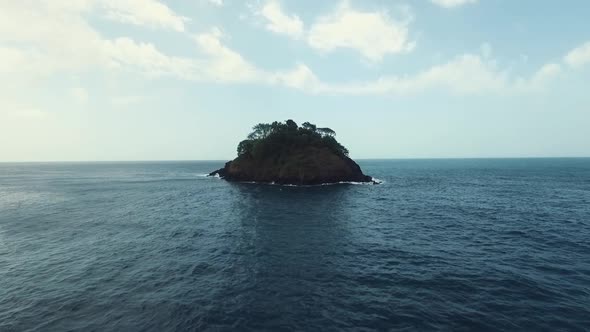 Drone fotoage passing by a lonely island located at one of Panama's caribbean coast alt